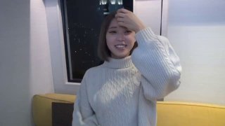 年轻漂亮小美女先和炮友车震 然后自慰揉穴 无毛粉嫩十分诱人